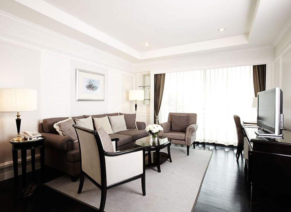 Cape House Langsuan Hotel Bangkok Esterno foto A living room in a suite at the hotel
